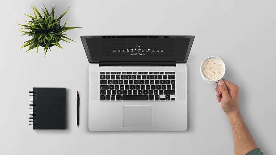 MacBook, pro, al costat, tassa, llibre, bolígraf, portàtil, treballar, cafè, tecnologia, ordinador, oficina, Internet, gent, modern, treball, escriptori, home, corporatiu, monitor, estació de treball, assegut, professional, negocis, tecnologia sense fils, comunicació, menjar i beguda, a l'interior, cafè - beguda, equips informàtics, connexió, mà humana, beure, tir de l'estudi, teclat d’ordinador, taula, part del cos humà, directament a sobre, teclat, mà, 1080P