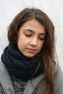 sofferenza, chiamata, freddo, ritratto, donna, iovani, triste, guarda giù, in relazione con, ragazza, tristezza, depressione - tristezza, una persona, adolescente, vista frontale, persone, persone reali, stili di vita, colpo alla testa, giovani donne, acconciatura, capelli lunghi, capelli, giovane adulto, donne, occhi chiusi, in casa, attività di svago, abbigliamento casual, avvicinamento, ragazze, bambino pre-adolescente, contemplazione, 2K, CC0, dominio pubblico, privo di copyright