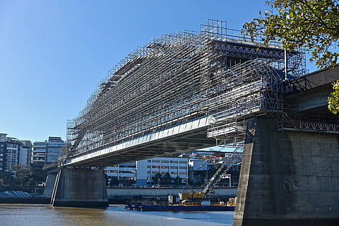 bro, vedligeholdelse, stilladser, ingeniørarbejde, arkitektur, overfart, Opret forbindelse, opretholde, transportmidler, bro - menneskeskabt struktur, flod, berømte sted, bygget struktur, bygning udvendig, by, himmel, dag, vand, natur, skyfri himmel, bygning, ingen mennesker, udendørs, sollys, forbindelse, blå, nautiske fartøj, moderne, kontorbygning udvendig, 5K, CC0, offentligt domæne, royaltyfrie