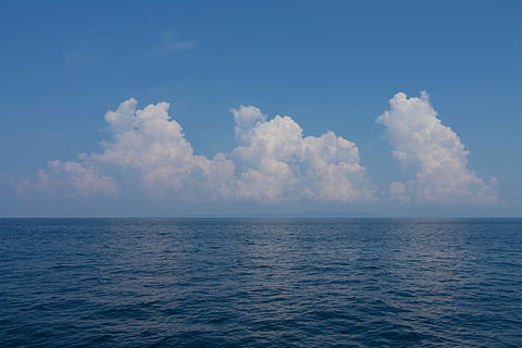 mar, estiu, cel, blau, vacances, sol, festa, viatjar, naturalesa, aigua, platja, oceà, assolellat, tropical, paisatge, fons, núvol - cel, horitzó sobre l’aigua, bellesa a la natura, tranquil·litat, escenics - natura, escena tranquil·la, horitzó, idíl·lic, cap gent, dia, davant del mar, paisatge marí, a l'aire lliure, efecte texturat, 1080P, CC0, domini públic, lliure de regalies