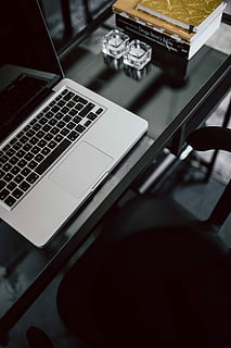 organisé, portable, journaux, intérieur, Bureau, espace de travail, lieu de travail, macbook, travail, journal, foncé, ordinateur, La technologie, clavier d'ordinateur, à l'intérieur, personne, table, affaires, Technologie sans fil, lien, la communication, équipement informatique, clavier, fermer, vue grand angle, dispositif d'information portable, réflexion, meubles, mise au point sélective, 2K, CC0, domaine public, libre de droits