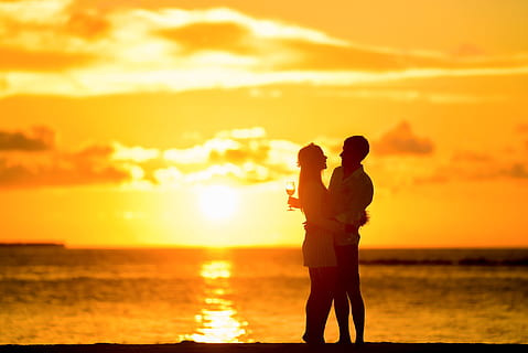 silhouette, uomo, donna, pose, d'oro, ora, affetto, retroilluminato, spiaggia, sfocatura, nuvole, coppia, crepuscolo, abbracciare, idilliaco, amore, Gli amanti, oceano, persone, fotografia, riflessione, romanza, romantico, panoramico, mare, riva del mare, riva, cielo, estate, Alba, tramonto, insieme, due persone, emozione positiva, emozione, acqua, solidarieta, coppia - relazione, in piedi, bonding, donne, adulto, bellezza nella natura, colore arancione, terra, stili di vita, orizzonte sull'acqua, all'aperto, 2K, CC0, dominio pubblico, privo di copyright