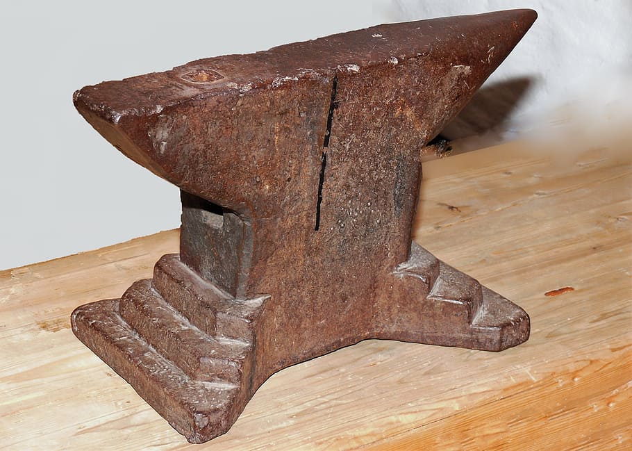 enclusa, esdeveniment, habilitat, cara, brillant, brilla, martell, mà, mans, banya, art, artista ferrer, inoxidable, ferrer, històricament, metall, eina, antiga farga, ferro, vell, material de fusta, natura morta, a l'interior, marró, primer pla, cap gent, taula, menjar, fusta, menjar i beguda, vista d’angle alt, tall, rovellat, llesca de pa, taula de tallar, frescor, tir de l'estudi, eina de treball, textura, 1080P
