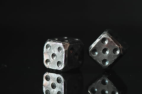 terninger, makro, udsigt, spil, metal, tæt på, terning, to, element, sort baggrund, ingen mennesker, indendørs, dag, studio skud, terningform, kopiere plads, stilleben, to objekter, gambling, fritidsspil, skåret ud, afspejling, gruppe af objekter, fritidsaktivitet, gennemsigtig, lempelse, design, sølvfarvet, 5K, CC0, offentligt domæne, royaltyfrie