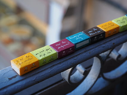 cubo de azucar, azúcar, lleno, embalaje, proverbios, francés, vistoso, color, terrones de azúcar, carbohidratos, azúcar de la casa, cristalino, energía, cubo, dieta no saludable, dulce, edulcorante, azúcar granulada, insalubre, calorías, comida, alimento básico, mercancía, nutrición, edulcorantes, de cerca, nadie, enfoque selectivo, centrarse en primer plano, adentro, texto, naturaleza muerta, multi color, comunicación, mesa, elección, variación, en una fila, Arte y artesanía, creatividad, día, material de madera, escritura occidental, industria, amarillo, equipo de arte y artesanía, 4K, CC0, dominio público, libre de derechos