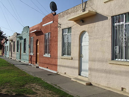 façana, paret, porta, arquitectura, estructura construïda, exterior de l'edifici, edifici, carrer, finestra, dia, naturalesa, ciutat, entrada, llum solar, barri residencial, cap gent, sendera, casa, a l'aire lliure, arc, cel, transport, 2K, CC0, domini públic, lliure de regalies