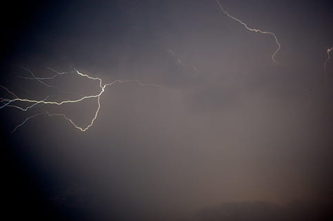 lyn, skyer, nat, tordenvejr, vejr, storm, himmel, natur, regn, torden, lys, strejke, Bolt, sky - himmel, magt i naturen, strøm, skønhed i naturen, miljø, elektricitet, forked lightning, advarselsskilt, storm sky, ingen mennesker, dramatisk himmel, meddelelse, skilt, brændstof og elproduktion, udendørs, ekstremt vejr, mørk, meteorologi, skybrud, Strømforsyning, 4K, CC0, offentligt domæne, royaltyfrie