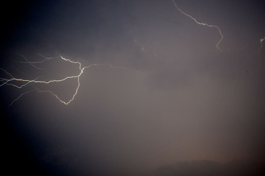 llamps, núvols, nit, tempesta, temps, cel, naturalesa, pluja, trons, llum, colpejar, pern, núvol - cel, poder a la natura, poder, bellesa a la natura, medi ambient, electricitat, llamps bifurcats, senyal d'advertència, núvol de tempesta, cap gent, cel dramàtic, comunicació, signe, generació de combustible i energia, a l'aire lliure, clima extrem, fosc, meteorologia, pluja torrencial, Font d'alimentació, 4K