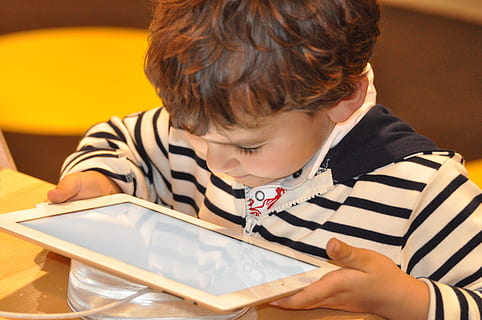 dreng, hvid, sort, stribet, skjorte, bedrift, tablet computer, barn, tablet, teknologi, computer, udstyrsteknologi, web, pc, internet, digital tablet, en person, barndom, uddannelse, trådløs teknologi, indendørs, læring, meddelelse, aktivitet, forbindelse, sidder, afkom, afslappet tøj, digital indfødte, læsning, koncentration, leder, bruger computer, 4K, CC0, offentligt domæne, royaltyfrie