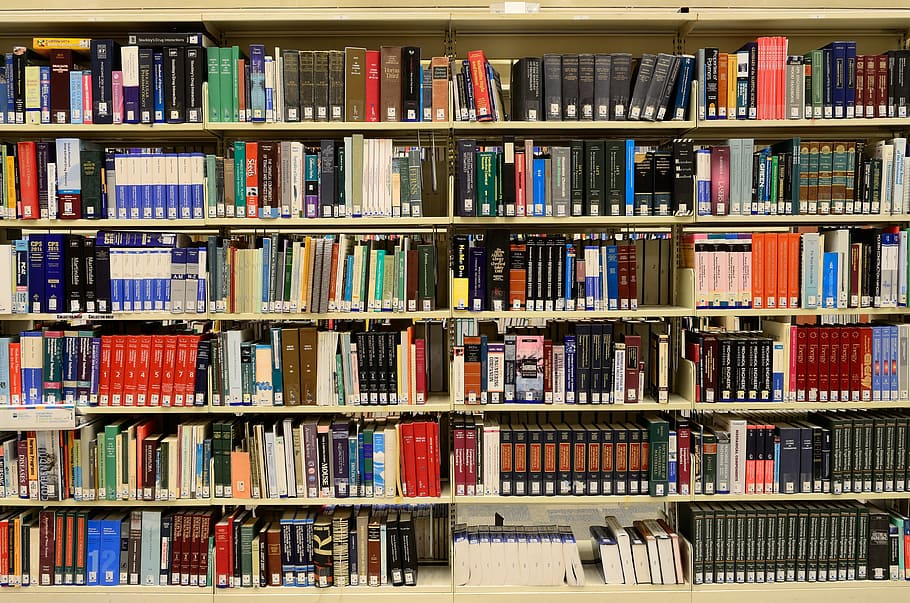 valikoitujen nimikirjojen näyttö, hylly, kirjasto, kirjat, tuntemus, tiedot, kirjahyllyt, kirjahylly, data, college, yliopisto, oppiminen, koulutus, tutkimus, kirjaston kirjat, kirjallisuus, julkaisu, asiantuntemus, viisaus, koulu, opiskelija-, opettaja, opetus, professori, viite, luokkahuone, suuri joukko esineitä, kirja, yltäkylläisyys, rivissä, sisällä, vaihtelu, valinta, ei ihmisiä, tilata, koko kehys, kokoelma, järjestely, 4K