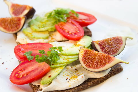 fruktsalat, brød, Jause, matbit, sunn, frukt, grønnsaker, avokado, tomat, Fig, ost, hel hvete, helkornbrød, spise, betydelig, mat, rå, Nyt, ernæring, Frisch, smørbrød, vitaminer, gå i stykker, velsigne deg, vegetarianer, vegan, mat og Drikke, skjære, spise sunt, friskhet, ingen folk, skinke, grapefrukt, grønnsak, velvære, tallerken, nærbilde, innendørs, urt, klar til å spise, måltid, forrett, melkeprodukt, garnityr, frokost, 5K, CC0, offentlig domene, opphavsrett gratis