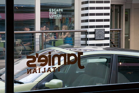 okno, titulek, nápis, zrcadlově, kuchař celebrity, jamie oliver, restaurace, italština, auto, Bristol, Anglie, sedící, jíst, přední sklo, text, sdělení, západní skript, sklo - materiál, motorové vozidlo, způsob dopravy, průhledný, exteriér budovy, architektura, odraz, stavba, pozemního vozidla, den, přeprava, město, podepsat, nikdo, budova, venku, zpráva, konzumerismus, 4K, CC0, veřejná doména, bez autorských práv