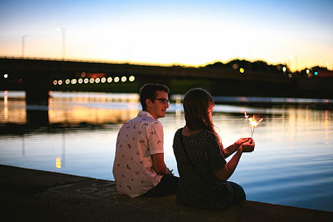 man, vrouw, zittend, naast, rivier-, brug, zonsondergang, man en vrouw, mensen, buitenshuis, mannen, twee personen, water, ontspanning, schemer, natuur, saamhorigheid, volwassen, levensstijlen, jonge volwassene, paar - relatie, heteroseksueel paar, meer, vrouwtjes, rustige scène, zomer, verlicht, hemel, echte mensen, reflectie, jonge mannen, positieve emotie, bonding, liefde, 4K, CC0, publiek domein, royaltyvrij