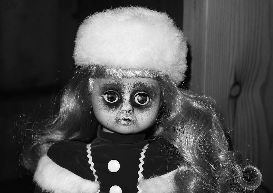 escala de grisos de la nina, nina, cara, horror, cap, ulls, místic, horripilant, desfigurat, Halloween, trist, nen, bonic, rostre humà, retrat, infància, a l'interior, mirant la càmera, primer pla, celebració, vista frontal, tirada al cap, representació, centrar-se en primer pla, festa, gent, Nadal, disfressa, barret, innocència, noies, barret de pell, roba calenta, pentinat, 1080P