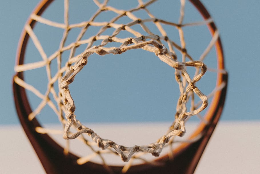 niedrig, Winkel Fotografie, Basketballkorb, orange Basketballring, Netz, Ring, Band, Spiel, Sport, Basketball - Sport, net - Sportgeräte, keine Leute, Nahansicht, Natur, Studioaufnahme, farbiger Hintergrund, drinnen, Tag, Blauer Hintergrund, selektiver Fokus, Mannschaftssport, einzelnes Objekt, Porträt, Geometrische Figur, schuss machen - sport, verflochten, verheddert, 5K
