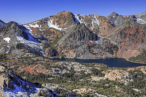 gris, marró, rocós, muntanya, riu, núvols, fred, la llum del dia, alt, gel, llac, paisatge, llac de muntanya, cims de muntanya, Serra, muntanyes, naturalesa, fotografia de natura, a l'aire lliure, roques, escènic, vista, cel, neu, arbres, aigua, fotografia gran angular, escenics - natura, medi ambient, bellesa a la natura, temperatura de fred, hivern, terra, tranquil·litat, escena tranquil·la, muntanya nevada, destinacions de viatge, cap gent, cim de muntanya, 2K, CC0, domini públic, lliure de regalies