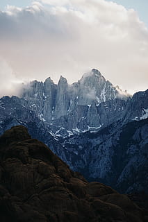 foto, gris, muntanyes, ennuvolat, cel, cim de muntanya, durant el dia, muntanya, núvol, rock, pedra, blau, boira, a6000, sony, muntar Whitney, posta de sol, a l'aire lliure, naturalesa, neu, intens, fred, escenics - natura, bellesa a la natura, Serra, medi ambient, núvol - cel, hivern, paisatge, temperatura de fred, escena no urbana, escena tranquil·la, tranquil·litat, idíl·lic, cap gent, muntanya nevada, remot, formació, 5K, CC0, domini públic, lliure de regalies