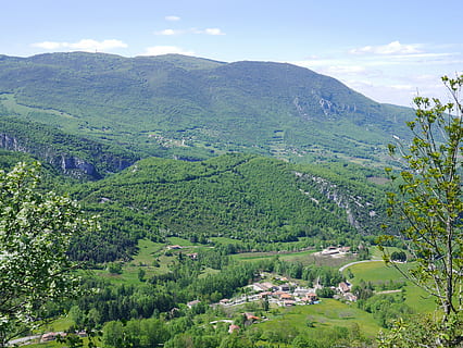 montagna, foresta, paesaggio, albero, estate, escursioni a piedi, verde, vercors, bellezza nella natura, scenics - natura, pianta, scena tranquilla, cielo, colore verde, la tranquillità, natura, ambiente, crescita, terra, scena non urbana, giorno, nessuno, idilliaco, nuvola - cielo, all'aperto, 4K, CC0, dominio pubblico, privo di copyright