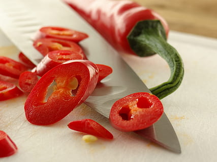 Peperoni, Schnitt, Messer, Scharf, rot, Essen und Trinken, Lebensmittel, Frische, Gemüse, drinnen, gesundes Essen, Pfeffer, Nahansicht, keine Leute, Wohlbefinden, Stillleben, Tomate, Schneidbrett, Scheibe, Tabelle, Chili-Pfeffer, Obst, selektiver Fokus, Vorbereitung, rote Chilischote, Essen vorbereiten, gehackt, Snack, 4K, CC0, gemeinfrei, lizenzfrei