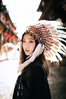 dona, blanc, blau, nadiu, barret americà, portar, toc americà, dona de color blanc, natiu americà, barret, dones, gent, a l'aire lliure, femelles, bonic, una persona, asia, cultures, adult jove, ètnia asiàtica, bellesa, retrat, només una jove, adult, centrar-se en primer pla, dones joves, persones reals, roba, estils de vida, activitat d'oci, mirant la càmera, dona guapa, cintura cap amunt, de peu, dia, roba tradicional, pentinat, toc, roba calenta, 5K, CC0, domini públic, lliure de regalies