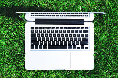 aérien, vue, ordinateur portable, herbe, vue aérienne, La technologie, ordinateur, portable, clavier d'ordinateur, l'Internet, pc, couleur verte, Technologie sans fil, communications globales, la communication, lien, dispositif d'information portable, plante, directement au-dessus, clavier, vue grand angle, personne, équipement informatique, journée, champ, la nature, terre, blanc, 4K, CC0, domaine public, libre de droits