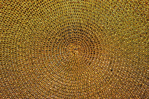 foto, gris, de punt, tèxtil, fons, or, patró, estructura, daurat, efecte, noble, bonic, espiral, tancar, detall, Nadal, marc complet, cap gent, textura, marró, dia, naturalesa, primer pla, a l'aire lliure, groc, forma geomètrica, anell d’arbre, planta, forma, cercle, concèntric, material de fusta, color daurat, resum, 5K, CC0, domini públic, lliure de regalies