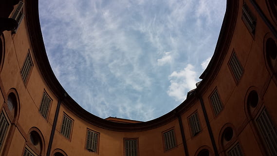 emilia romagna, ferrara, náměstí, stavba, exteriér budovy, architektura, nízký úhel pohledu, okno, mrak - nebe, nebe, budova, rezidenční čtvrti, nikdo, Příroda, den, město, venku, Dům, slunečního světla, oblouk, městský život, nástěnný prvek, vícebarevné, vyšperkovaný, 4K, CC0, veřejná doména, bez autorských práv