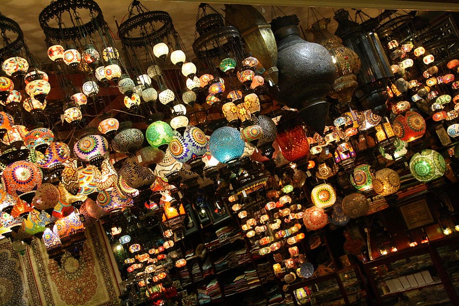 llanterna, llum, penjant, il·luminació, àrab, suidi, dubai, centre comercial, botiga, clàssic, vell, desert, gran grup d'objectes, venda al detall, variació, abundància, a la venda, a l'interior, equips d’il·luminació, elecció, il·luminat, cap gent, decoració, arranjament, multicolor, vista d’angle alt, col · lecció, brillant, visualització al detall, mercat, natura morta, llum elèctrica, 2K