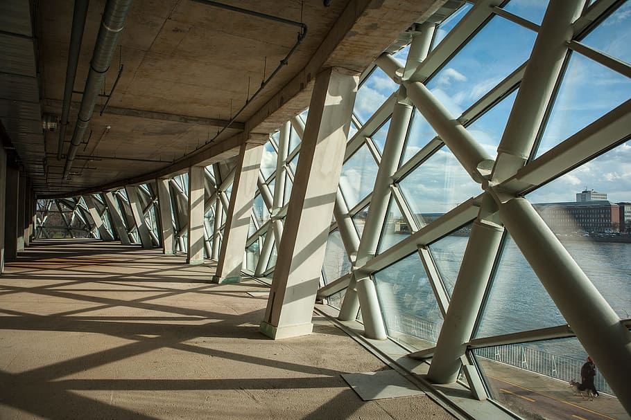 panell de vidre, blanc, marcs, edifici, disseny d'interiors, balena, arquitectura, estructura construïda, llum solar, ombra, dia, naturalesa, cap gent, aigua, pont, metall, connexió, a l'aire lliure, barana, columna arquitectònica, pont - estructura feta per l'home, exterior de l'edifici, patró, cel, sota, sostre, 1080P