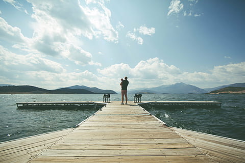 persona, negre, superior, portar, nadó, nen, núvols, pare, moll, llac, Serra, muntanyes, naturalesa, a l'aire lliure, relaxació, cel, aigua, embarcador, una persona, núvol - cel, muntanya, material de fusta, vista del darrere, longitud completa, bellesa a la natura, de peu, activitat d'oci, escenics - natura, estils de vida, mar, adult, dia, el camí a seguir, mirant la vista, 5K, CC0, domini públic, lliure de regalies