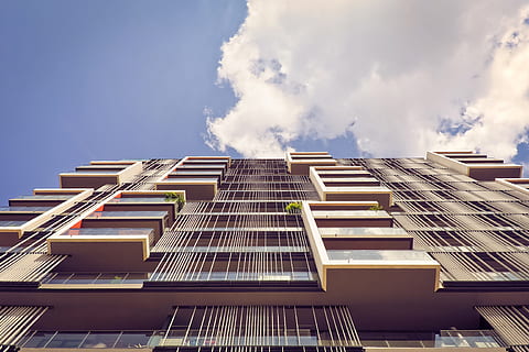 Low-Angle-Foto, Gebäude, die Architektur, Wolkenkratzer, modern, Fassade, Himmel, Düsseldorf, Stadt, moderne Architektur, modernes Gebäude, Stadtzentrum, modernes Hochhaus, Fenster, modernes Zuhause, Hausfassade, Bürogebäude, städtisch, hoch, Büro, Innenstadt, Horizont, Residenz, Leben, Wolken, Froschperspektive, Struktur, Perspektive, Blau, blauer Himmel, vom Boden, Gebäudehülle, gebaute Struktur, Flachwinkelansicht, wolke - himmel, Natur, keine Leute, Tag, draußen, Bürogebäude außen, Sonnenlicht, Glas - Material, Wohngegend, große Höhe, Wohnung, direkt darunter, Verschmutzung, 4K, CC0, gemeinfrei, lizenzfrei