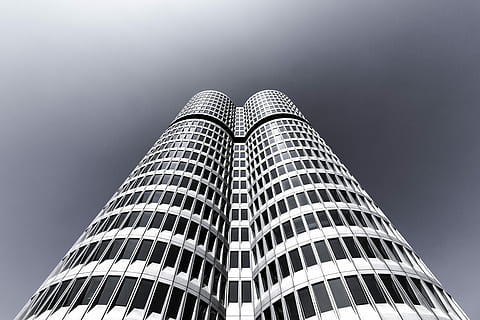 fotografia d'angle baix, construcció de torre de mur cortina, baix, fotografia d'angle, gratacels, edifici, arquitectura, estructura, centre, simètric, gris, blau, resum, munich, minimalisme, mínim, exterior de l'edifici, vista d’angle baix, ciutat, alta - alta, estructura construïda, exterior d’edifici d’oficines, modern, cel, oficina, torre, naturalesa, nit, cap gent, patró, a l'aire lliure, destinacions de viatge, acer, color plata, 5K, CC0, domini públic, lliure de regalies