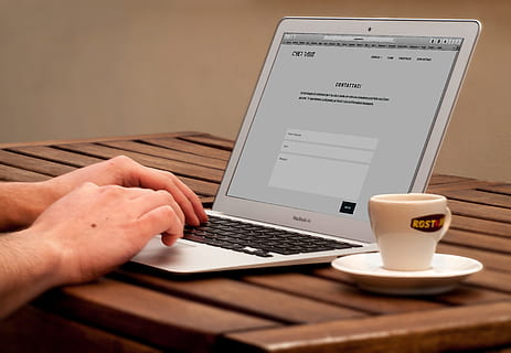 osoba, za pomocą, Kawa, Macbook Air, sieć, macbook, powietrze, jabłko, grafika, projekt, ikony, pomoc techniczna, projektowanie stron, logo, stronie internetowej, bar, praca, makieta, laptop, komputer, technologia, Internet, ludzka ręka, technologia bezprzewodowa, biznes, pracujący, pisanie na maszynie, klawiatura komputerowa, ludzie, stół, porozumiewanie się, kawa - napój, jedna osoba, biurko, wewnątrz, mężczyźni, e-mail, zbliżenie, część ludzkiego ciała, połączenie, dłoń, Puchar, kubek, za pomocą laptopa, filiżanka kawy, drink, śieć komputerowa, klawiatura, 2K