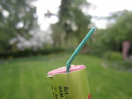 Feuerwerkskörper, Explosion, Pop, Sicherung, Mist, Sylvester, Feuerwerk, grüne Farbe, Fokus auf den Vordergrund, keine Leute, Tag, Nahansicht, Strohhalm, Essen und Trinken, Erfrischung, Getränk, Stroh, Pflanze, Baum, Natur, Lebensmittel, Frische, draußen, Park, Park - menschgemachter Raum, Glas, Tasse, 4K, CC0, gemeinfrei, lizenzfrei