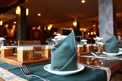 Esstisch, Tischserviette, Geschirr, Serviette, Tabelle, Restaurant, Luxus, drinnen, keine Leute, Cafe, Eleganz, Stuhl, Bar - Getränkehaus, Essen, Möbel, Pub, Dekor, modern, Dekoration, Hotel, beleuchtet, Nacht-, Sitz, Geschäft, Essen und Trinken, Fokus auf den Vordergrund, Gedeck, Rahmen, Glas, Lebensmittel- und Getränkeindustrie, Haushaltsausstattung, Reichtum, Abendessen, Speisekarte, 2K, CC0, gemeinfrei, lizenzfrei