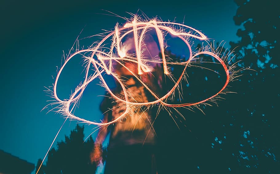 persona, utilitzant, llum, dibuix, foto de lapse de temps, vermell, foc, focs artificials, brillant, sparkler, lapse de temps, 4 de juliol, quatre de juliol, celebració, escriptura lleugera, arbre, vespre, tarda, disseny, silueta, il·luminat, nit, moviment, una persona, cel, naturalesa, activitat d'oci, cultura i entreteniment artístic, exposició llarga, vista d’angle baix, estils de vida, persones reals, esdeveniment, a l'aire lliure, dones, de peu, exhibició de focs artificials, focs artificials - objecte fet per l'home, 1080P