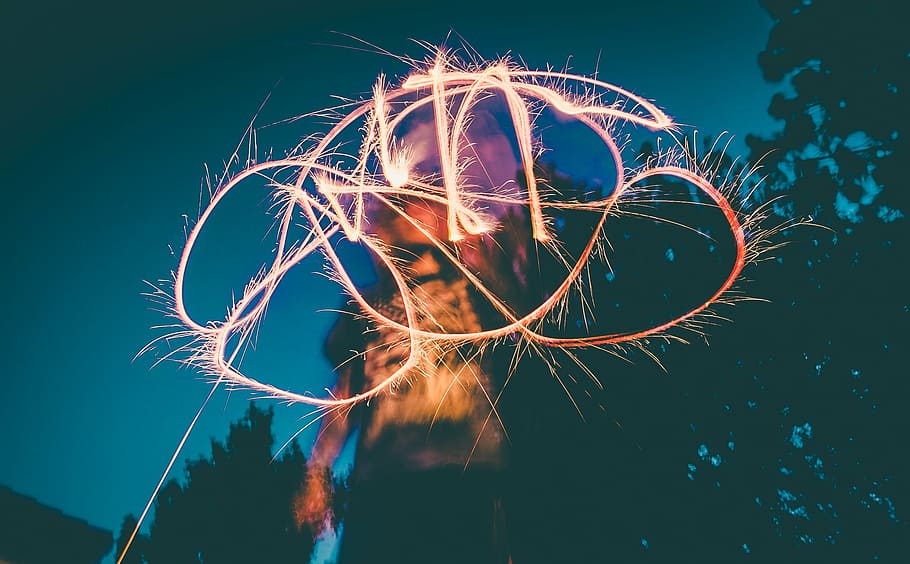 fotografia de lapse de temps, persona, celebració, sparkler, selectiu, focus, fotografia, llums, llarg, exposició, foc, dansa, home, gent, fosc, nit, viatjar, llum, espurna, una persona, una sola dona, tirada al cap, adult, només adults, adult jove, només dones, tecnologia, retrat, il·luminat, brillant, moviment, cel, activitat d'oci, naturalesa, cultura i entreteniment artístic, vista d’angle baix, estils de vida, persones reals, exposició llarga, esdeveniment, a l'aire lliure, focs artificials, de peu, dones, exhibició de focs artificials, focs artificials - objecte fet per l'home, 1080P