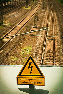 schild, hoog voltage, Notitie, elektriciteit, ontlading, stroom, energie, hoogspanningslijn, bliksemflits, risico, technologie, trein, spoorweg, teken, communicatie, waarschuwingsbord, spoor, spoorlijn, spoor transport, driehoekige vorm, vervoer, geel, tekst, veiligheid, wijze van transport, waarschuwingssymbool, informatie, geen mensen, informatiebord, dag, hoogspanningsteken, buitenshuis, muur - bouwfunctie, verkeersbord, 4K, CC0, publiek domein, royaltyvrij