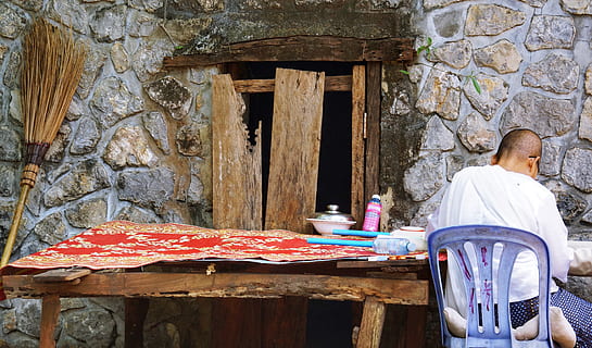 monjo, treball, taula, vell, fusta, religió, paret, espiritualitat, finestra, casa, pedra, pati, raspall, Cambodja, assegut, estructura construïda, seient, arquitectura, cadira, dia, material de fusta, relaxació, una persona, edifici, vista del darrere, persones reals, adult, activitat d'oci, exterior de l'edifici, a l'aire lliure, homes, tres quarts de longitud, vidre, 5K, CC0, domini públic, lliure de regalies
