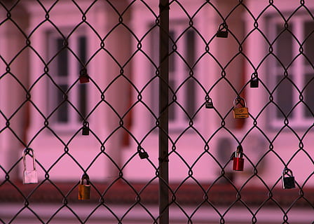 gesluierde kleuren, opknoping, hek, slot, hangslot, venster, gebouw, draad, barrière, Portugal, lift van lissabon, Lissabon, kooi, veiligheid, bescherming, chainlink omheining, grens, focus op de voorgrond, metaal, geen mensen, architectuur, buitenkant van het gebouw, dag, buitenshuis, natuur, ingebouwde structuur, hemel, patroon, rechtbank, 4K, CC0, publiek domein, royaltyvrij
