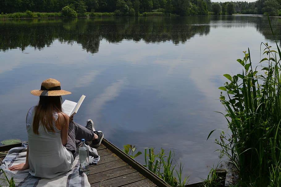 donna, grigio, senza maniche, superiore, libro da leggere, accanto, seduta, bacino, giorno, lettura, lago, estate, libro, ragazza, acqua, leggere, natura, all'aperto, vacanza, rilassare, tempo libero, retrovisore, riflessione, una persona, attività di svago, giovane adulto, persone reali, donne, stili di vita, pianta, bellezza nella natura, adulto, abbigliamento casual, tre quarti, la tranquillità, acconciatura, guardando a vista, 4K