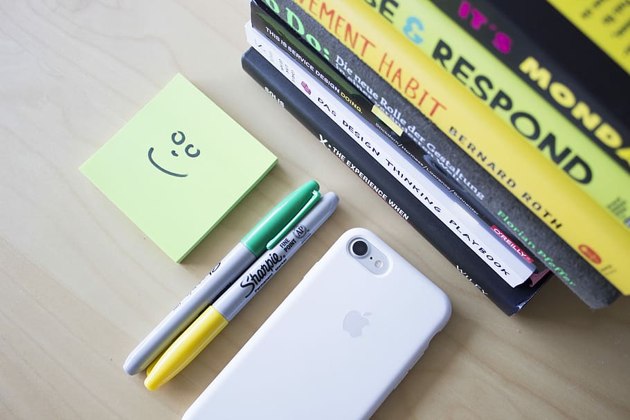 design, myslící, pracovních nástrojů, stříbrný iphone 7, bílý, silikonové pouzdro na jablko, Odeslat to, smajlík, designové myšlení, dřevo, uvnitř, tužka, papír, detail, výběr, poznámkový blok, nikdo, pero, západní skript, text, guma, lepicí poznámky, vzdělání, vysoký úhel pohledu, Poznámka, číslo, pryž, sdělení, tvořivost, žlutá, 5K