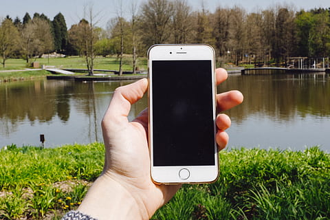 ranka, iphone 6, rankoje, objektų, Mobilusis telefonas, technologijos, telefonu, išmanusis telefonas, žmogaus ranka, komunikacijos, lauke, belaidžio ryšio technologija, ūkyje, pasauliniai ryšiai, internetas, vienas asmuo, mobilumą, įranga, liesti, ežeras, žmonių, fotografijos temos, žmogaus kūno dalis, nešiojamas informacijos įrenginys, ryšį, ekranas, vanduo, augalų, veikla, dieną, pirštu, 4K, CC0, Viešasis domenas, nemokamai