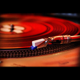 selektif, fotografi fokus, coklat, meja putar, disk, disko, vinil, retro, musik, merekam, peralatan audio, budaya seni dan hiburan, dalam ruangan, merapatkan, merah, fokus selektif, alat musik, tidak ada orang, teknologi, peralatan, peralatan musik, gerakan, merekam jarum pemain, pemintalan, bergaya retro, bermain, peralatan listrik, 1080P, CC0, domain publik, bebas royalti