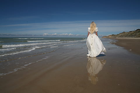 Meer, Landschaft, Natur, Himmel, Strand, blond, Braut, Klippen, Wolken, Umgebung, Mädchen, Kleid, idyllisch, Dame, Ozean, Person, Reflexion, Sand, szenisch, seelandschaft, still, Reise, Wasser, Wellen, Frau, Land, eine Person, Schönheit in der Natur, Lebensstile, echte Menschen, Szenen - Natur, Freizeitbeschäftigung, Erwachsene, in voller Länge, Tag, Rückansicht, Horizont über Wasser, draußen, Frisur, 4K