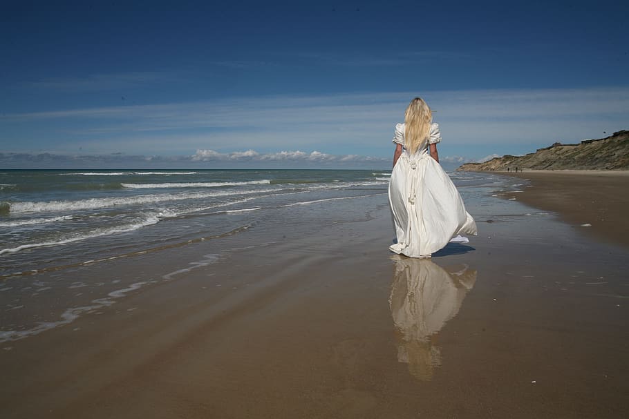 Meer, Landschaft, Natur, Himmel, Strand, blond, Braut, Klippen, Wolken, Umgebung, Mädchen, Kleid, idyllisch, Dame, Ozean, Person, Reflexion, Sand, szenisch, seelandschaft, still, Reise, Wasser, Wellen, Frau, Land, eine Person, Schönheit in der Natur, Lebensstile, echte Menschen, Szenen - Natur, Freizeitbeschäftigung, Erwachsene, in voller Länge, Tag, Rückansicht, Horizont über Wasser, draußen, Frisur, 4K