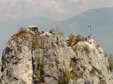 cumbre, montaña, rock, objetivo, cumbre, montaña, objetivo de la cumbre, genial, parte superior, Italia, caminata, excursionismo, meta migratoria, alpinismo, bergtour, panorama, subida, trepador, excursión, Bergsport, cima se sentó, via dell'amicizia, Garda, roca - objeto, acantilado, naturaleza, día, al aire libre, actividad de ocio, sólido, formacion de roca, cielo, cordillera, aventuras, hombres, grupo de personas, actividad, paisajes - naturaleza, gente real, gente, belleza en la naturaleza, estilos de vida, formación, 2K, CC0, dominio público, libre de derechos