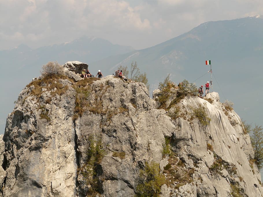 cim, muntanya, rock, objectiu, cim, muntanya, objectiu de la cimera, genial, superior, Itàlia, caminada, senderisme, objectiu migratori, alpinisme, bergtour, perspectiva, escalar, escalada, escalador, gira, bergsport, cima sat, via dell'amicizia, garda, rock - object, penya-segat, naturalesa, dia, a l'aire lliure, activitat d'oci, sòlid, formació de roca, cel, Serra, aventura, homes, grup de persones, activitat, escenics - natura, persones reals, gent, bellesa a la natura, estils de vida, formació, 2K