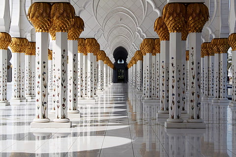 bianca, Marrone, calcestruzzo, costruzione, interno, architettura, moschea, tempio, monumento, in casa, struttura costruita, arco, colonna architettonica, portico, corridoio, luogo di culto, il passato, religione, nessuno, credenza, storia, destinazioni di viaggio, pavimentazione, giorno, attrezzatura per l'illuminazione, di fila, spiritualità, pavimento piastrellato, ornato, colonnato, soffitto, lusso, 1080P, CC0, dominio pubblico, privo di copyright