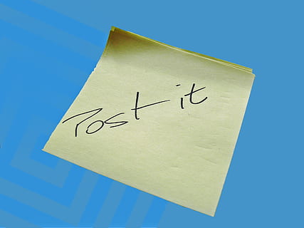 publicar nota, publica-ho, llista, urgent, recorda, memòria, nota, teclat, oblida't, important, text, escriptura a mà, comunicació, tir de l'estudi, groc, fons de colors, paper, nota adhesiva, blau, guió occidental, cap gent, recordatori, a l'interior, fons blau, primer pla, còpia espai, bloc de notes, escriure, senzillesa, nota - missatge, missatge, 2K, CC0, domini públic, lliure de regalies